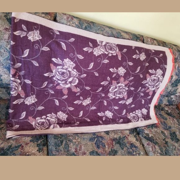 Thick, soft, silk scarf, intricate, flowers/leaves pattern, double sided - Picture 2 of 10